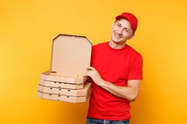 Kırmızı şapka, tişört veren yemek sipariş pizza kutuları üzerinde sarı arka plan izole teslimat adam. Erkek çalışan pizzaman veya kurye İtalyan pizza karton flatbox tutan üniformalı. Hizmet anlayışı