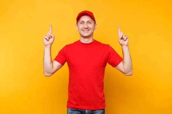 Uomo Consegna Uniforme Rossa Isolato Sfondo Arancione Giallo Professionale Sorridente — Foto Stock