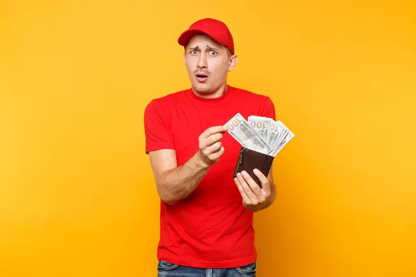 Delivery Man Het Rood Uniform Geïsoleerd Geel Oranje Achtergrond Professionele — Stockfoto