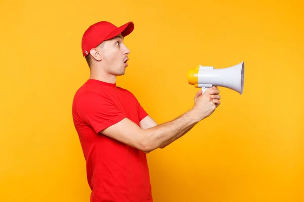 Servicio Entrega Hombre Uniforme Rojo Aislado Sobre Fondo Amarillo Empleado — Foto de Stock