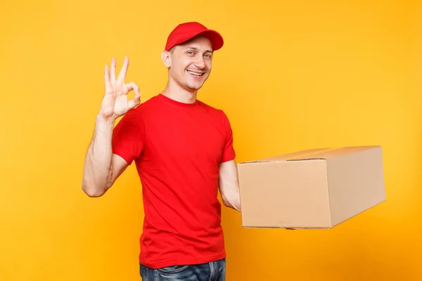 Homem Entrega Uniforme Vermelho Isolado Fundo Laranja Amarelo Correio Funcionário — Fotografia de Stock