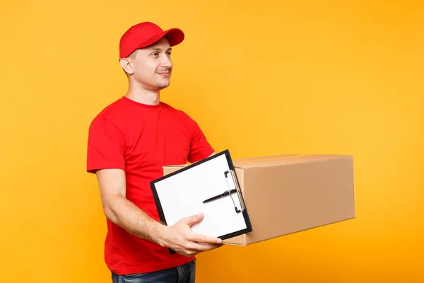 Entrega Homem Uniforme Vermelho Isolado Fundo Amarelo Correio Masculino Empregado — Fotografia de Stock