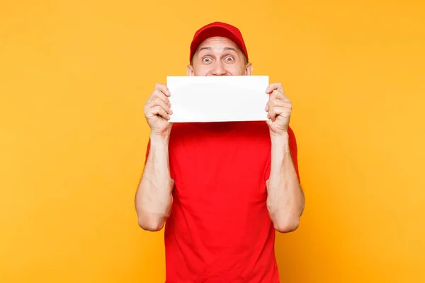 Entrega Hombre Uniforme Rojo Aislado Sobre Fondo Amarillo Anaranjado Empleado — Foto de Stock