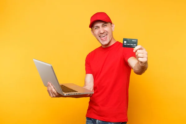 노란색 오렌지 배경에 고립입니다 셔츠에에서 노트북 컴퓨터 서비스 개념입니다 광고에 — 스톡 사진