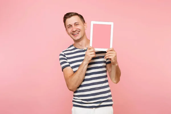 Retrato Hombre Joven Sosteniendo Computadora Tableta Con Pantalla Vacía Negra — Foto de Stock