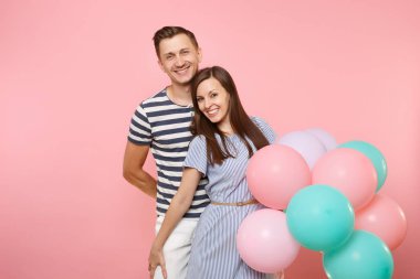 Aşık genç mutlu gülümseyen çift portresi. Pastel pembe renkli hava Balonlu Parti kadın ve Doğum günü tatil kutluyor Mavi giysili adam. İnsanlar samimi duygular kavramı