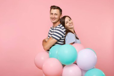 Çift aşk standında sırt sırta portresi. Pastel pembe renkli hava Balonlu Parti kadın ve Doğum günü tatil kutluyor Mavi giysili adam. İnsanlar samimi duygular kavramı