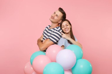 Çift aşk standında sırt sırta portresi. Pastel pembe renkli hava Balonlu Parti kadın ve Doğum günü tatil kutluyor Mavi giysili adam. İnsanlar samimi duygular kavramı