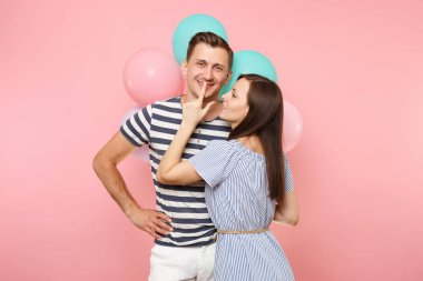 Aşık genç mutlu gülümseyen çift portresi. Pastel pembe renkli hava Balonlu Parti kadın ve Doğum günü tatil kutluyor Mavi giysili adam. İnsanlar samimi duygular kavramı