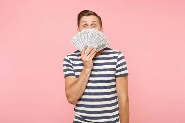 Retrato Joven Emocionado Sonriente Con Una Camiseta Rayas Sosteniendo Montón —  Fotos de Stock