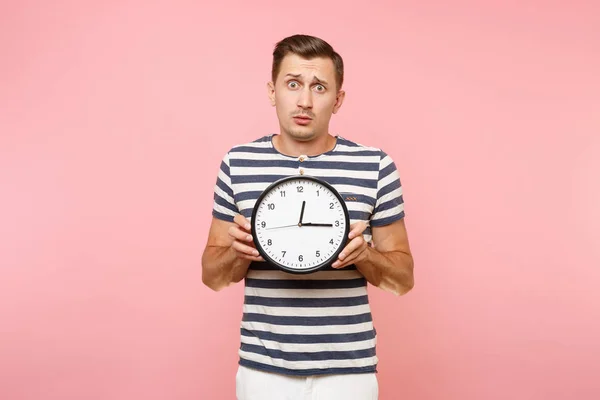 Retrato Hombre Triste Conmocionado Con Camiseta Rayas Sosteniendo Reloj Redondo — Foto de Stock