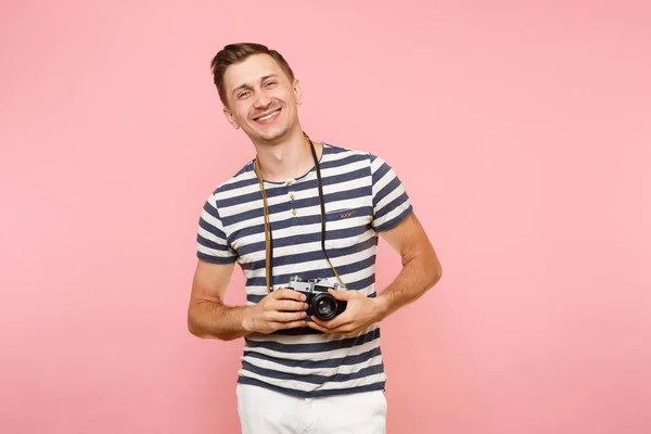 Πορτρέτο Της Χαμογελαστός Νεαρός Φωτογράφος Άνθρωπος Φορώντας Μπλουζάκι Ριγέ Αναλάβει — Φωτογραφία Αρχείου