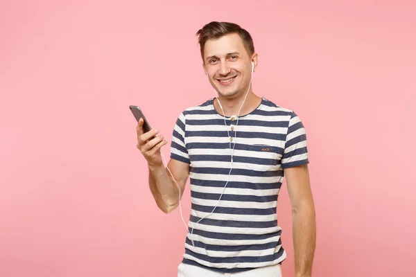 Retrato Joven Sonriente Que Usa Una Camiseta Rayas Escuchando Música —  Fotos de Stock