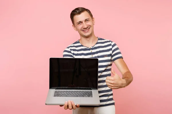 Retrato Jovem Segurando Mão Computador Portátil Com Espaço Cópia Tela — Fotografia de Stock