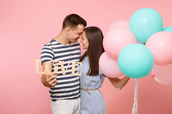 Casal Macio Segurar Letras Palavra Madeira Amor Mulher Homem Roupas — Fotografia de Stock