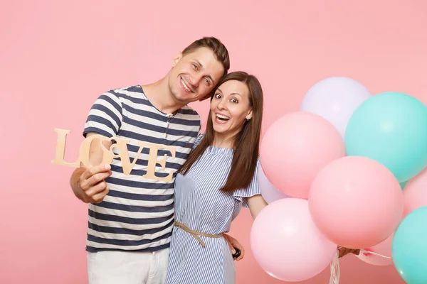 Retrato Casal Segurar Letras Palavra Madeira Amor Mulher Homem Roupas — Fotografia de Stock