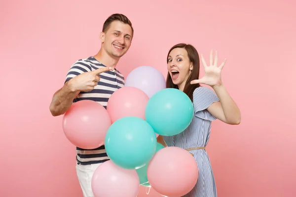 年轻快乐的微笑情侣的肖像在爱 穿着蓝色衣服的女人和男人在粉红色的背景上庆祝生日派对 彩色热气球 人的真诚情感理念 — 图库照片