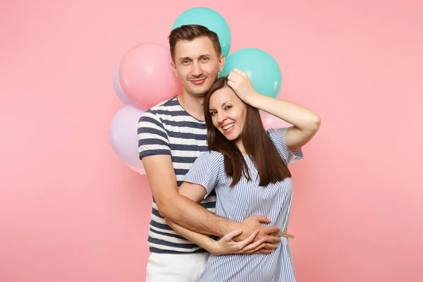 幸せな笑みを浮かべてカップル愛の肖像画 女性と誕生日の祝日を祝う青い服の男は カラフルな気球とパステル ピンクの背景に党します の心から感情の概念 — ストック写真