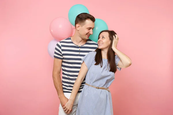 Retrato Jovem Feliz Casal Sorridente Amor Mulher Homem Roupas Azuis — Fotografia de Stock