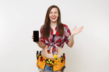 Kit araçları kemer beyaz arka plan üzerinde izole boş siyah Boþ ekran ekran dokunmatik ekran ile gösteren kamera cep telefonu tutarak araçların tam bir kadın. Kadın erkek iş. Yenileme kavramı