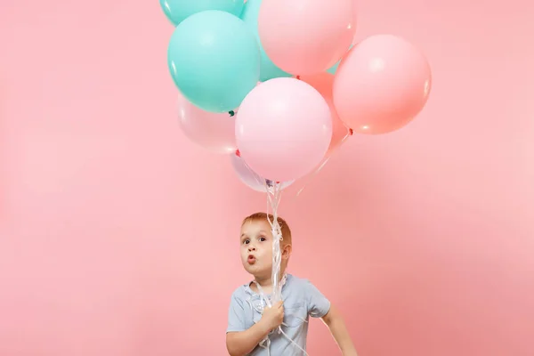 Brincalhão Pequeno Menino Bonito Menino Segurando Monte Balões Coloridos Celebrando — Fotografia de Stock