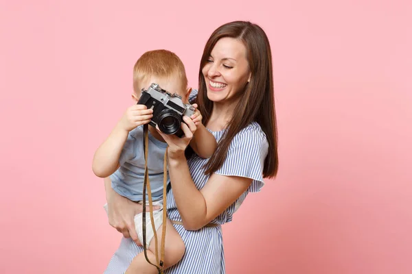 가족의 초상화입니다 어머니 분홍색 배경에 레트로 빈티지 카메라에 사진을 진지한 — 스톡 사진
