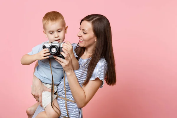 Retrato Família Feliz Mãe Manter Nos Braços Divirta Abraço Filho — Fotografia de Stock