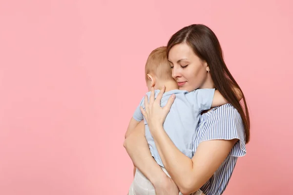 Portret Szczęśliwy Młodej Rodziny Matka Trzymać Ramionach Pocałunek Czułości Delikatnie — Zdjęcie stockowe