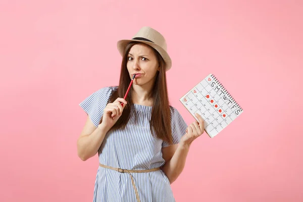 Retrato Mulher Jovem Vestido Azul Chapéu Segurando Lápis Vermelho Calendário — Fotografia de Stock