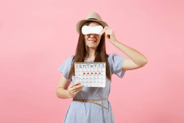 Žena Modrých Šatech Klobouk Hospodářství Menstruační Vložka Kryt Oči Ženské — Stock fotografie