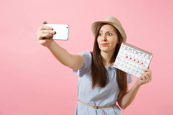 전화에 Selfie 분홍색 배경에 달력을 드레스에 흥분된 부인과 개념입니다 — 스톡 사진