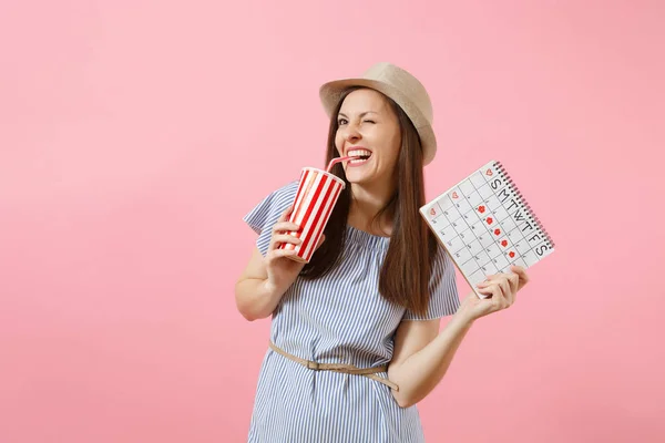 Retrato Mujer Feliz Vestido Azul Sosteniendo Taza Refresco Calendario Períodos — Foto de Stock