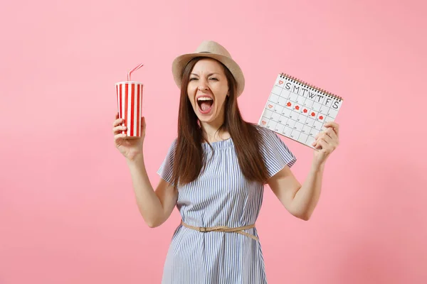 Retrato Mujer Feliz Vestido Azul Sosteniendo Taza Refresco Calendario Períodos — Foto de Stock