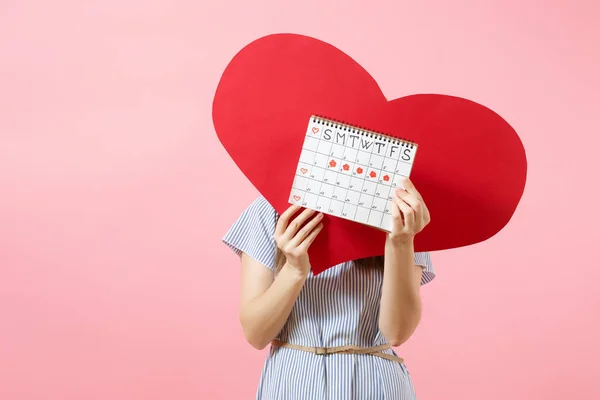 Mujer Feliz Vestido Azul Sombrero Verano Con Corazón Vacío Blanco — Foto de Stock