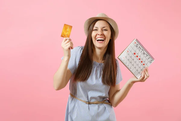 Porträt Einer Glücklichen Frau Blauem Kleid Hut Mit Kreditkarte Periodenkalender — Stockfoto