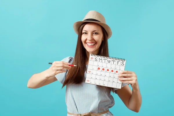 Retrato Mujer Feliz Vestido Azul Sombrero Con Lápiz Rojo Calendario — Foto de Stock