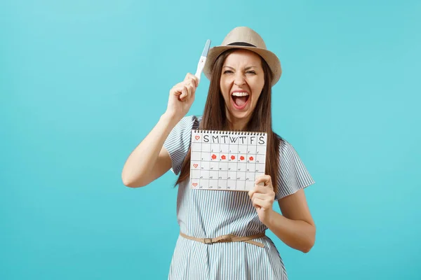 Opgewonden Gelukkige Vrouw Blauwe Jurk Hoed Houden Hand Zwangerschapstest Periodes — Stockfoto