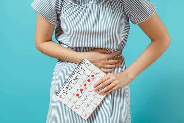 Beschnitten Krankheit Frau Blauem Kleid Mit Zeiträumen Kalender Zur Überprüfung — Stockfoto