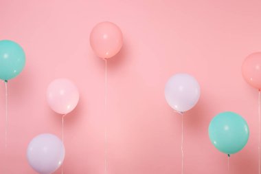 Pastel parlak gidişli pembe arka plan üzerinde renkli hava balonu. Dekorasyon doğum günü tatil partisi konsepti için