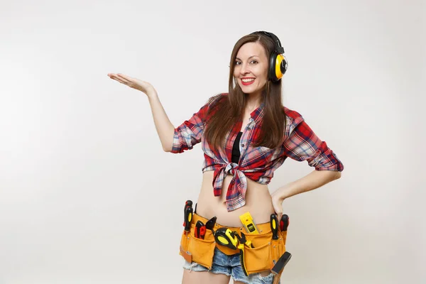 Mulher Faz Tudo Camisa Xadrez Calções Jeans Fones Ouvido Com — Fotografia de Stock