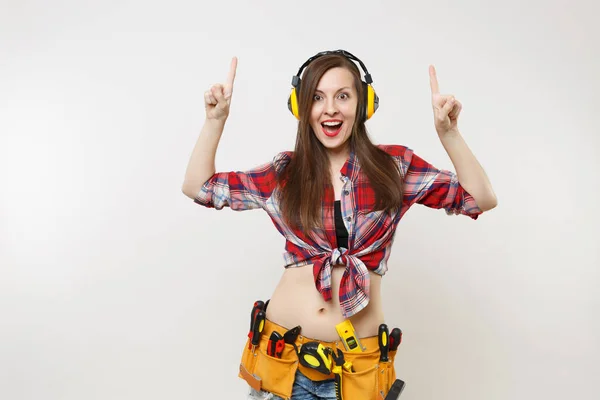 Mujer Camisa Cuadros Pantalones Cortos Mezclilla Auriculares Con Aislamiento Acústico —  Fotos de Stock