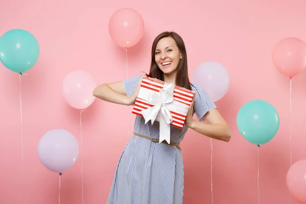 Retrato Bela Jovem Sorridente Vestido Azul Segurando Caixa Vermelha Com — Fotografia de Stock