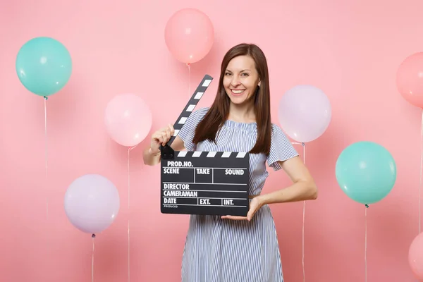 Portrait Jeune Femme Souriante Portant Une Robe Bleue Tenant Film — Photo