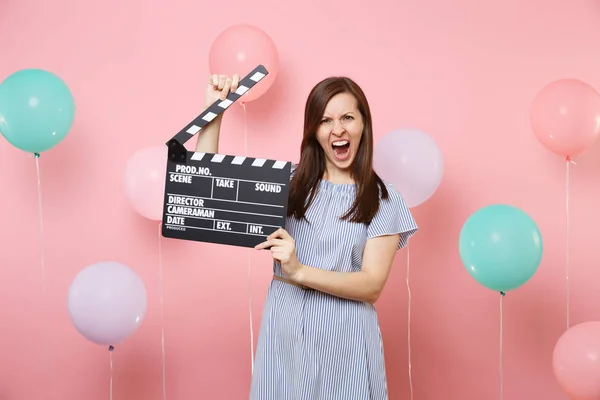 Retrato Mujer Irritada Insatisfecha Vestido Azul Grito Celebrar Película Negra —  Fotos de Stock