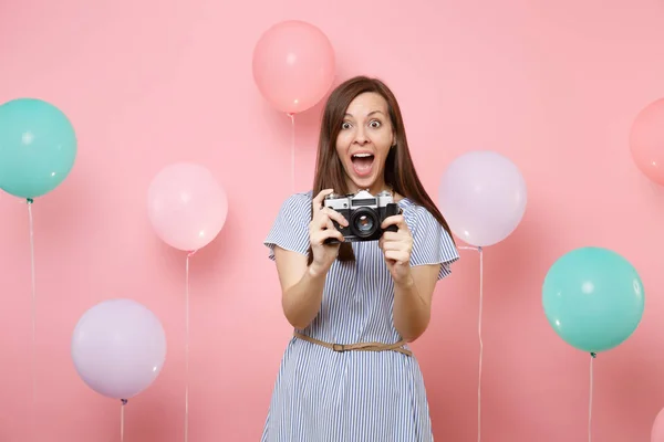 Portret Van Verbaasd Gelukkig Jongedame Draagt Blauwe Jurk Retro Vintage — Stockfoto