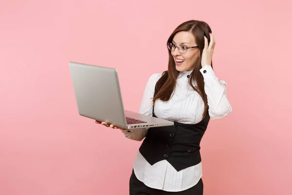 Young Shocked Successful Business Woman Working Laptop Computer Clinging Head — Stock Photo, Image