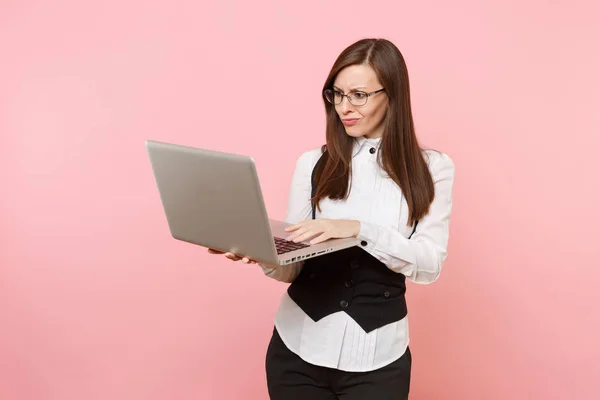 Young Irritated Dissatisfied Business Woman Glasses Working Laptop Computer Isolated — Stock Photo, Image