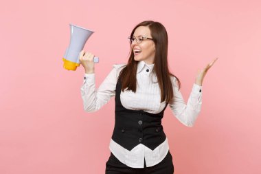 Tutan eller üzerinde bir kenara izole pastel pembe arka plan seyir yayılan megafon gözlüklü genç gülümseyen iş kadını. Bayan patron. Başarı kariyer servet kavramı. Kopya alanı reklam için