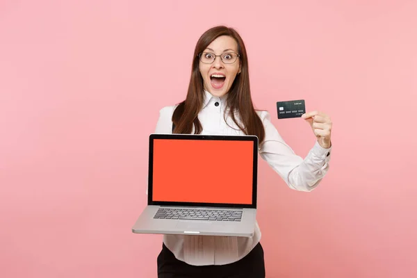 분홍색 배경에 노트북 컴퓨터 안경에 충격된 비즈니스 보스입니다 부입니다 광고에 — 스톡 사진