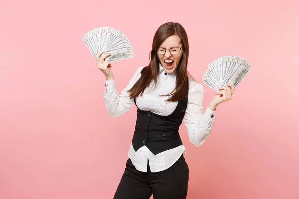 Joven Mujer Negocios Loca Gafas Gritando Sostienen Paquete Montón Dólares —  Fotos de Stock